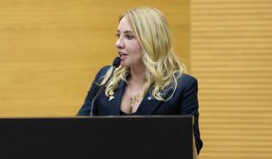 Ieda Chaves propõe convênio para modernizar unidade de saúde de Candeias do Jamari