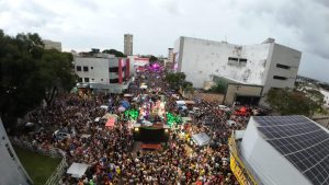 Segurança em 1º lugar: com chuva e trios elétricos parados, Banda do Vai Quem Quer contagia mais de 200 mil foliões