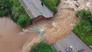 Ponte com base de ferro vai substituir trecho da Estrada do Santo Antonio levado pela chuva