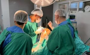 Primeira cirurgia eletiva de prótese de joelho é realizada no Hospital de Retaguarda
