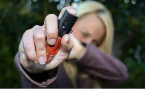 Nova lei autoriza mulheres a portar spray de pimenta para defesa pessoal