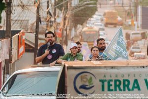 Jean Oliveira e Márcia Oliveira percorrem Candeias em carreata com foco em trabalho e resultados