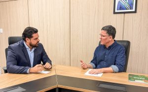 Líder do governo, Jean Oliveira, alinha pautas estratégicas com o Executivo Estadual